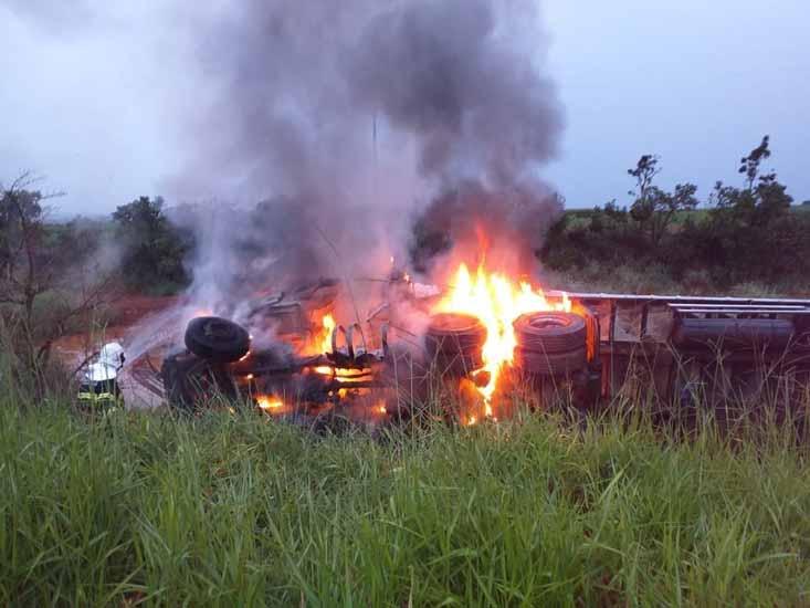 Ônibus de Espinosa que se envolveu em acidente na BR-365 tem 3 mortes até agora