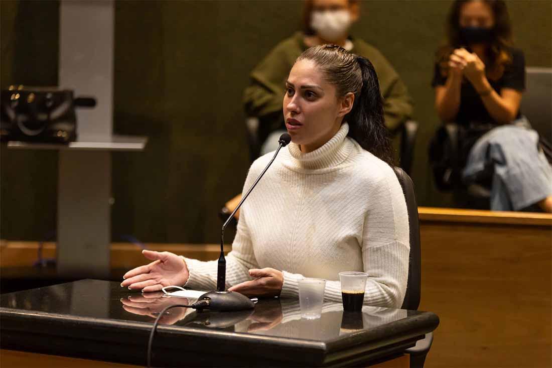 Mãe do menino Henry ganha liberdade, mas terá que usar tornozeleira eletrônica