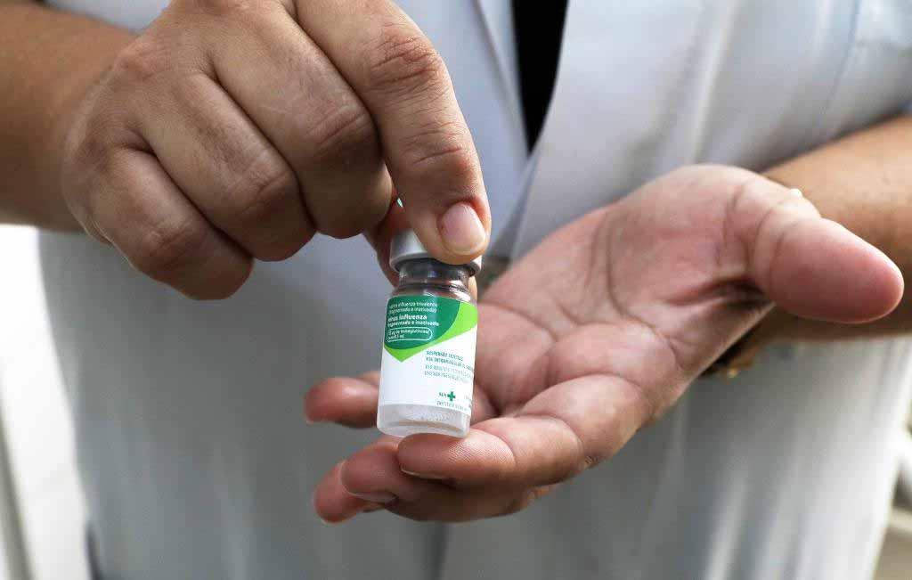 Vacinação contra a gripe começou nesta segunda em todo o país