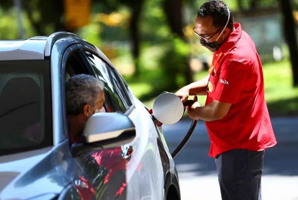 Gasolina sobe 2,35% nos postos em abril mesmo sem reajuste da Petrobras