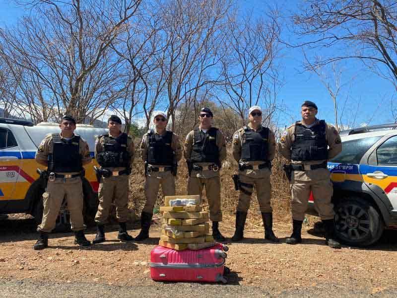 Saiu de Uberlândia rumo a Espinosa: Operação na MGC-122 resulta em mulher presa com 22 quilos de maconha e 51 comprimidos de ecstasy