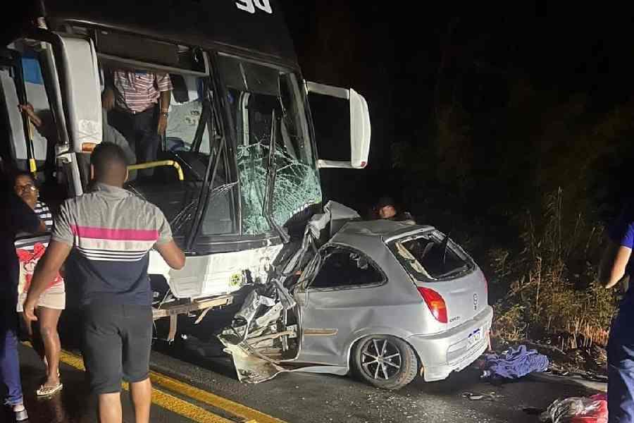 ACIDENTE FATAL NA BR-122, EM JANAÚBA: BATIDA ENTRE CARRO E ÔNIBUS DEIXA 5 MORTOS