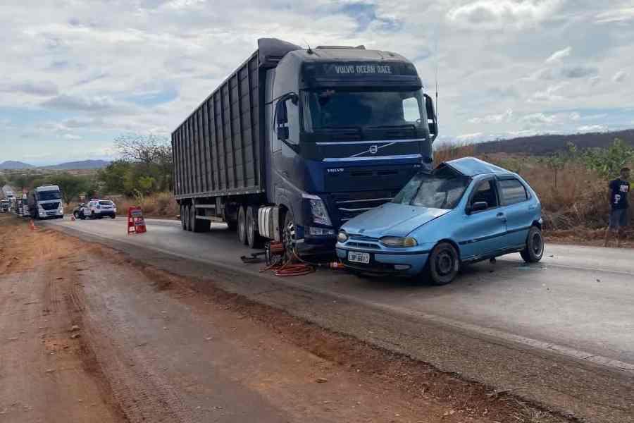 Mulher morre e irmã dela fica ferida quando seguiam de carro para vender pães na feira em Espinosa