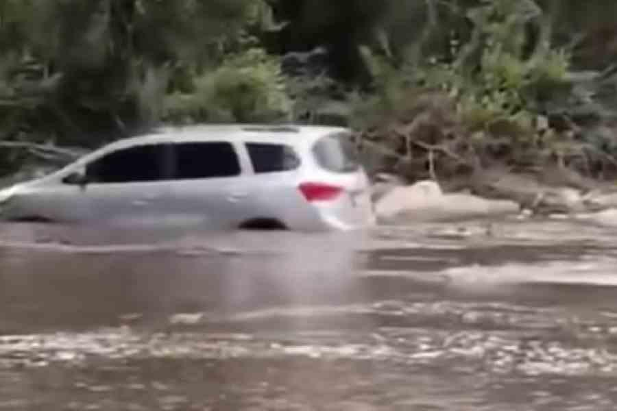 Oito pessoas ficam ilhadas após tromba d'água em Serranópolis de Minas