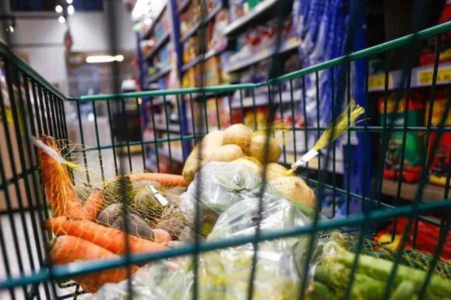 Cesta básica fica mais cara em todas as capitais brasileiras em março