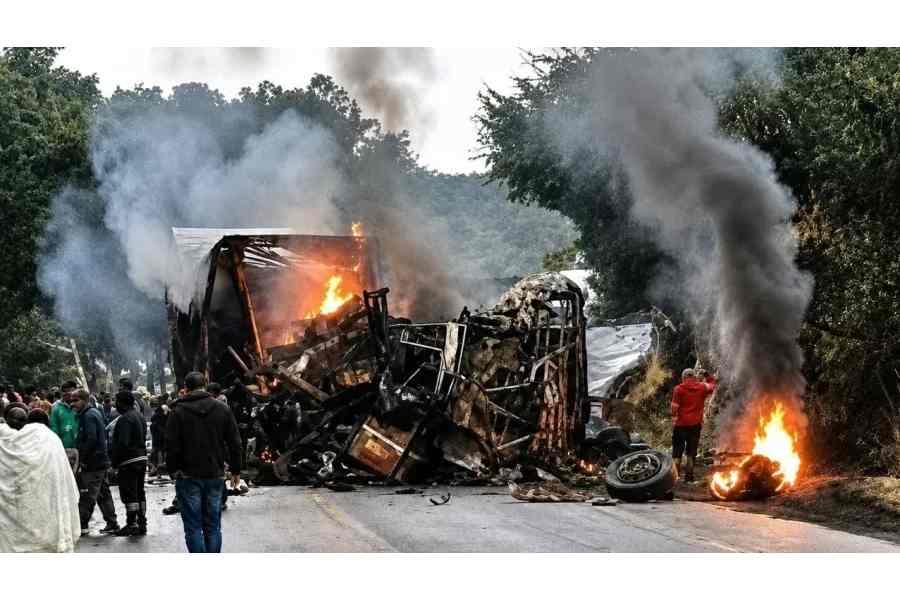 Acidente entre ônibus e caminhão deixa ao menos cinco mortos no Norte de Minas