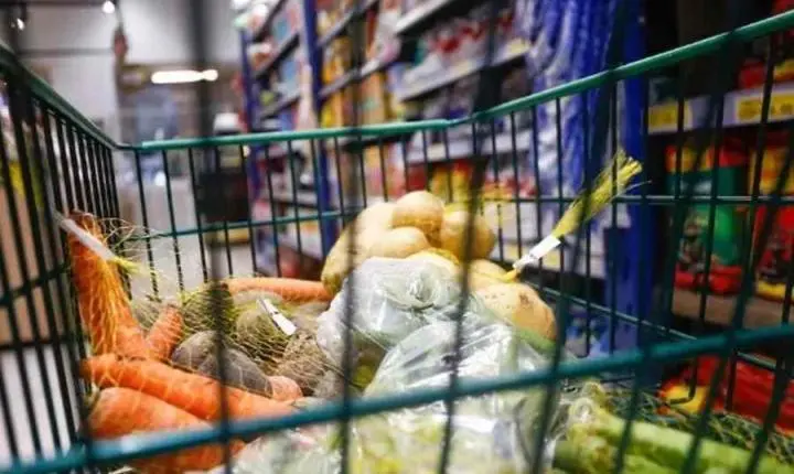 Cesta básica fica mais cara em todas as capitais brasileiras em março